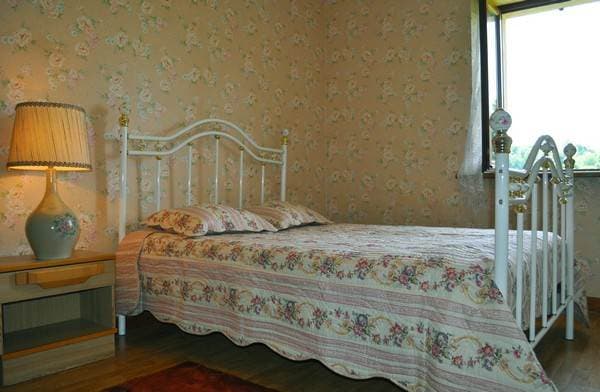 Deuxième chambre de la Grange, style rustique et confortable