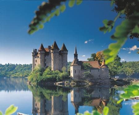 Château de Val au bord du lac de Bort-les-Orgues