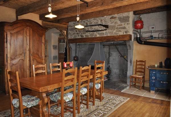 Salle à manger du Domaine dressée pour un repas de groupe