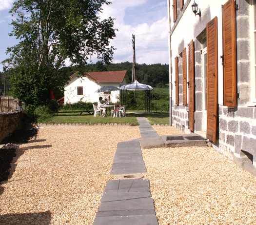 Tonnelle et jardin du Domaine de la Marsalouse, cadre idéal pour la détente et le bien-être.
